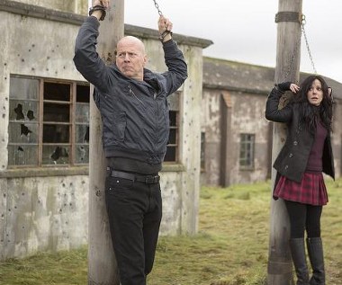 Bruce Willis i Mary-Louise Parker w scenie z filmu "Red 2"
