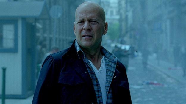 Bruce Willis jako John McClane w scenie z filmu "Szklana pułapka 5" /materiały dystrybutora