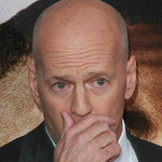 Bruce Willis pozwany za... plamę na dywanie