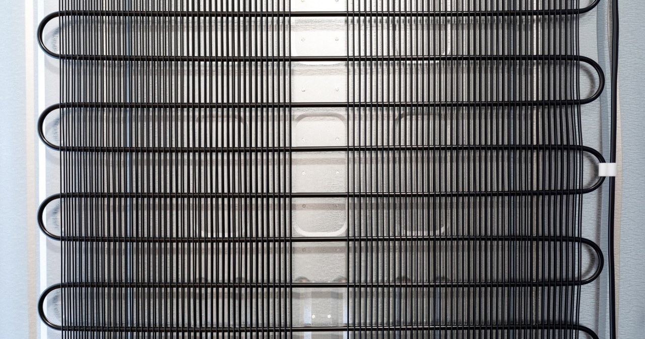 Brudna kratka z tyłu lodówki to jeden z najczęściej pomijanych problemów. /123RF/PICSEL                 /Pixel