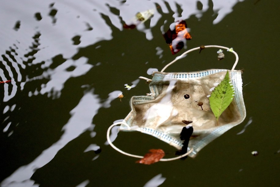 Brudna maseczka ochronna unosząca się na wodach Sprewy w Berlinie /HAYOUNG JEON /PAP/EPA