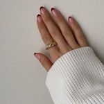 "Brudny" manicure. Trend zapoczątkowany przypadkiem przez Lily Collins