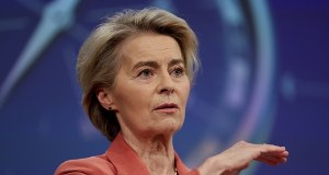 Bruksela ostrzegła Warszawę. Chodzi o obniżenie VAT na paliwo