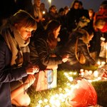 Bruksela w żałobie po wtorkowych zamachach. Nadal poszukiwany jest trzeci zamachowiec z lotniska