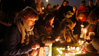 Bruksela w żałobie po wtorkowych zamachach. Nadal poszukiwany jest trzeci zamachowiec z lotniska