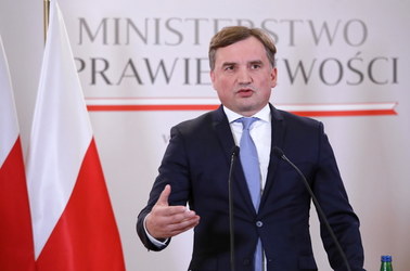 Bruksela wstrzymuje miliardy euro dla Polski. Ziobro mówi o "szantażu o korupcyjnym charakterze"