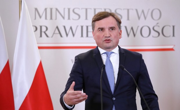 Bruksela wstrzymuje miliardy euro dla Polski. Ziobro mówi o "szantażu o korupcyjnym charakterze"