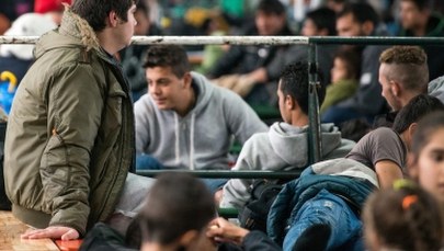 Bruksela zorganizowała tragikomiczne widowisko z uchodźcami w tle