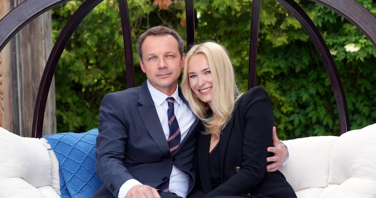 Bruno (Lesław Żurek) zaprosi Karolinę (Marta Dąbrowska) na romantyczną kolację, podczas której się jej oświadczy /Źródło: AIM