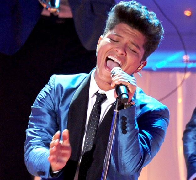 Bruno Mars i jego nieodłączna fryzura "na Elvisa" - fot. Kevin Winter /Getty Images/Flash Press Media