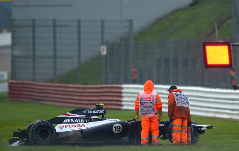 Bruno Senna (Williams) wypadł na zakręcie z toru /AFP
