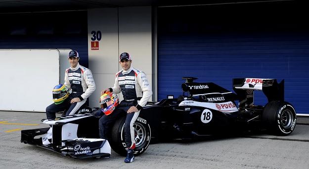 Bruno Senna (z lewej) i Pastro Maldonado i ich nowy samochód /AFP