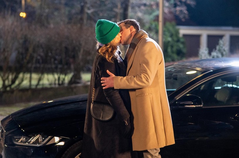 Bruno zacznie namiętnie całować Karolinę, a ta odwzajemni pocałunek /Źródło: AIM
