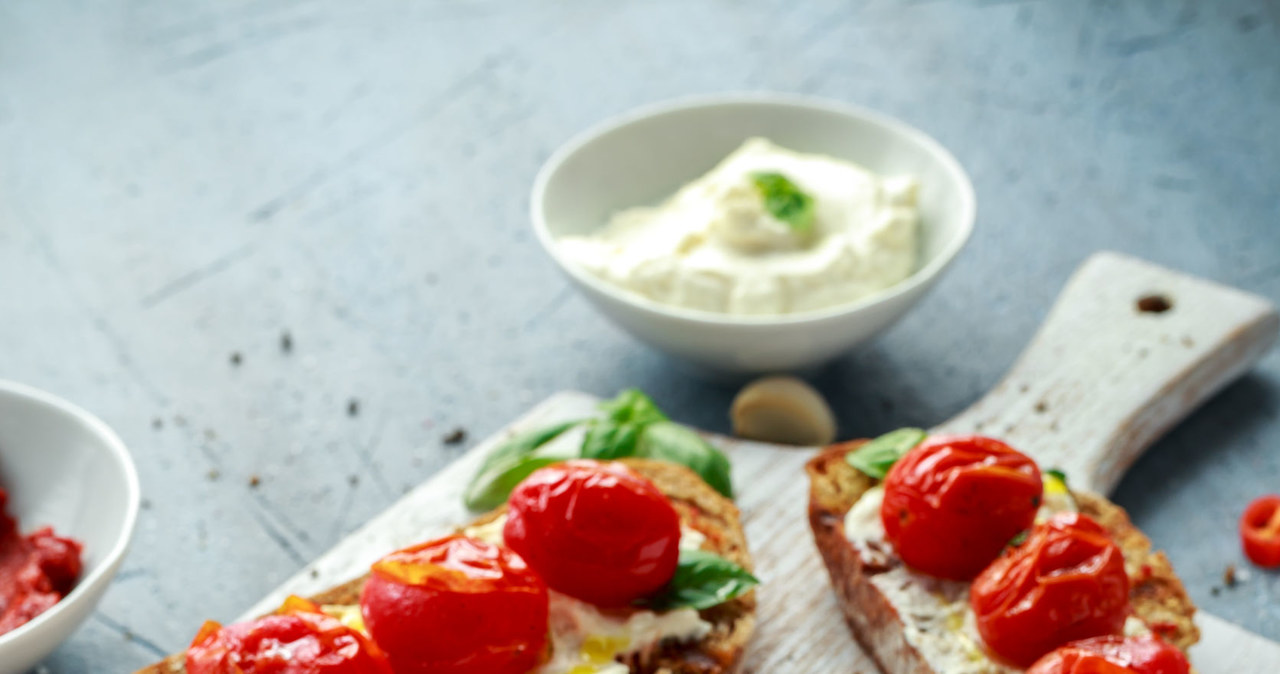 Bruschetta z mozzarellą i pastą z pomidorów /123RF/PICSEL