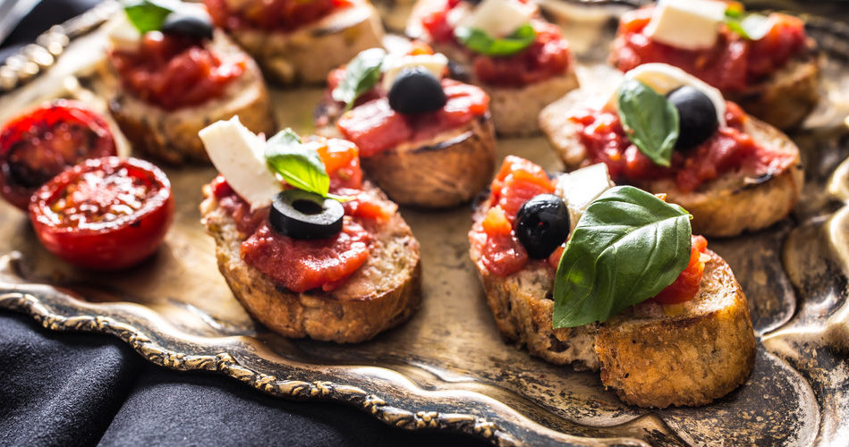 Bruschetta z pomidorami i czosnkiem smakuje wyjątkowo /123RF/PICSEL