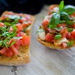 Bruschetta z pomidorami i mozzarellą