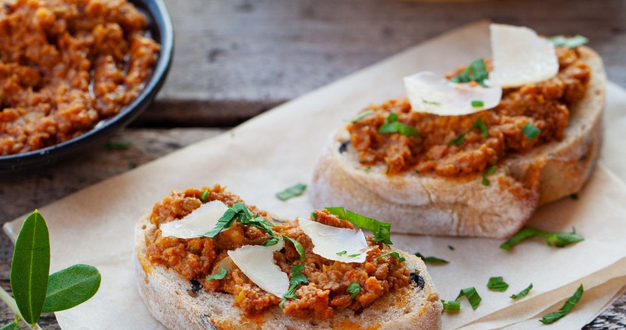Bruschetta z tapenadą to połączenie specjałów kuchni włoskiej i francuskiej /123RF/PICSEL