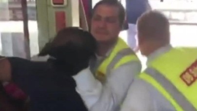 Brutalna interwencja kontrolerów: Wyrzucili z pociągu mężczyznę, bo nie miał biletu