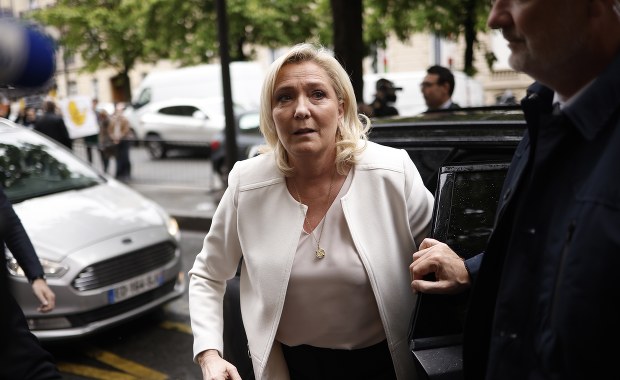 Brutalna interwencja ochroniarzy podczas konferencji Le Pen [FILM]