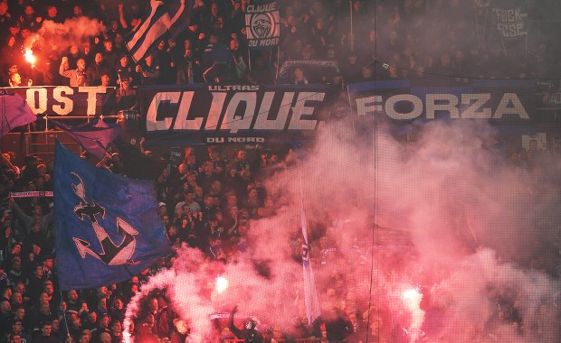 Brutalna interwencja policji przed meczem w Hamburgu