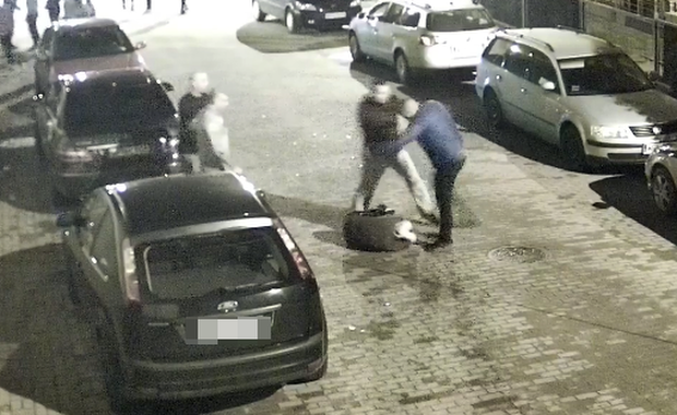 Brutalne pobicie mężczyzny w Płońsku. "Żadnej policji, to są nasze sprawy"