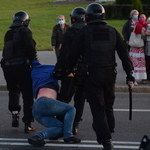 Brutalne tłumienie protestów na Białorusi. Ponad 300 zatrzymanych