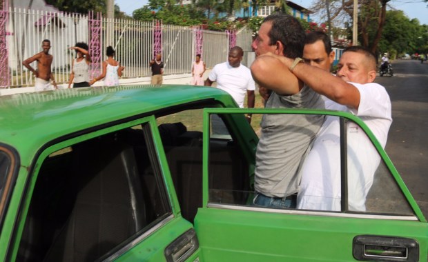 Brutalne zatrzymanie kubańskiego dziennikarza przez tajną policję