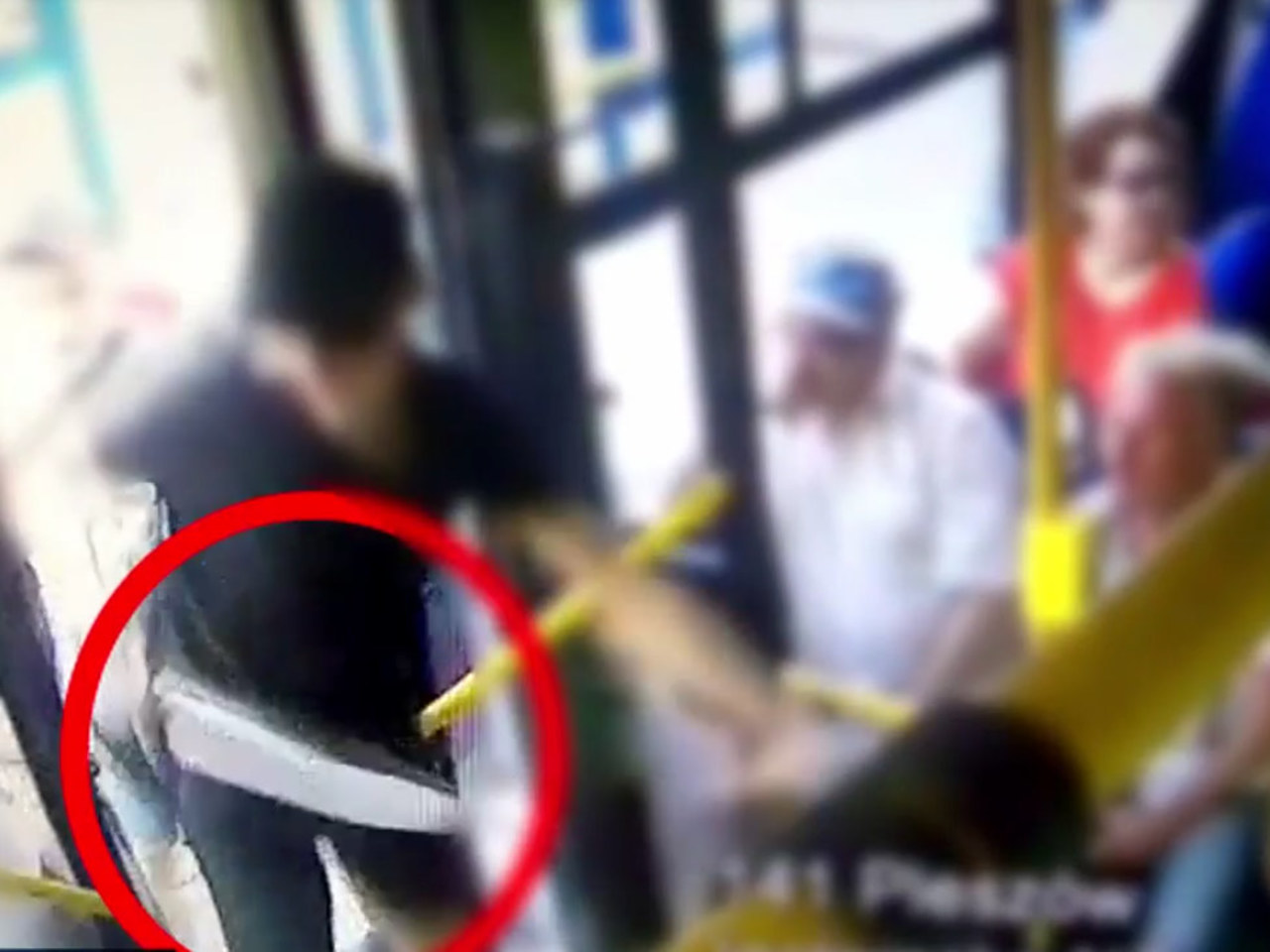 Brutalny atak kiboli w krakowskim autobusie. Wstrząsające wideo 