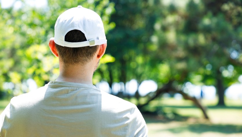 Brutalny atak na boisku. 15-latek bił, podpalił racami ubranie