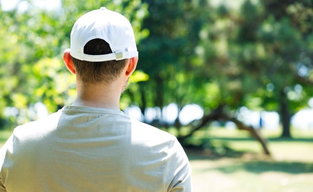 Brutalny atak na boisku. 15-latek bił, podpalił racami ubranie