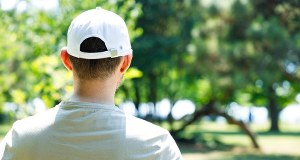 Brutalny atak na boisku. 15-latek bił, podpalił racami ubranie