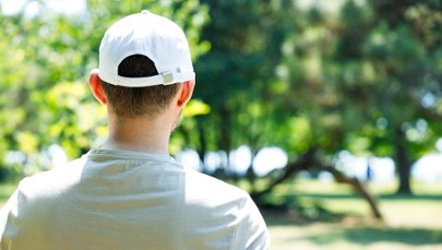 Brutalny atak na boisku. 15-latek bił, podpalił racami ubranie