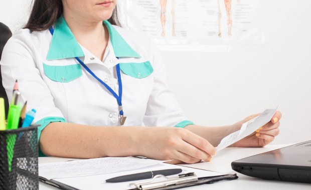 Brutalny atak na lekarkę. Został obezwładniony przez portiera i pacjenta 