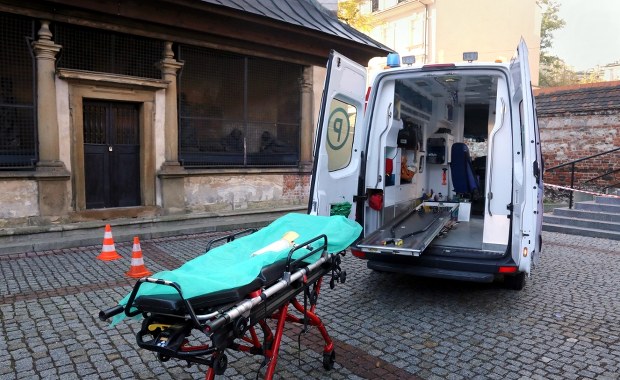 Brutalny atak na ratowników medycznych w Wejherowie. 19-latek zniszczył też nosze 