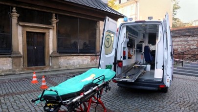 Brutalny atak na ratowników medycznych w Wejherowie. 19-latek zniszczył też nosze 