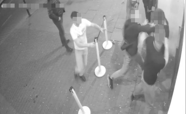 Brutalny atak przed klubem. Policja zatrzymała sprawców