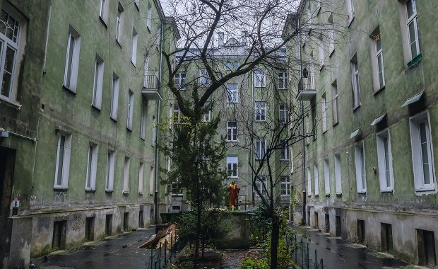 Brutalny atak w Warszawie. Kobieta uderzona młotkiem w głowę