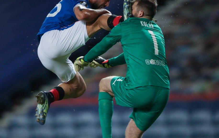 Brutalny faul piłkarza Rangers /Ian MacNicol / POOL /PAP/EPA