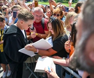 Bryan Adams odsłonił swoją gwiazdę w Krakowie. Towarzyszyły mu setki fanów