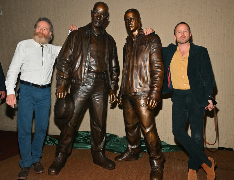 Bryan Cranston i Aaron Paul pozują z pomnikiem Waltera White'a oraz Jesse'ego Pinkmana /Sam Wasson  /Getty Images