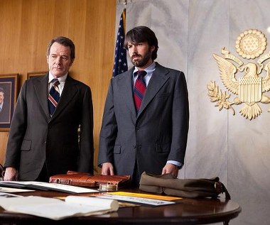 Bryan Cranston i Ben Affleck w scenie z filmu "Operacja Argo"