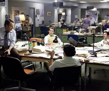 Bryan Cranston i Chris Messina w scenie z filmu "Operacja Argo"