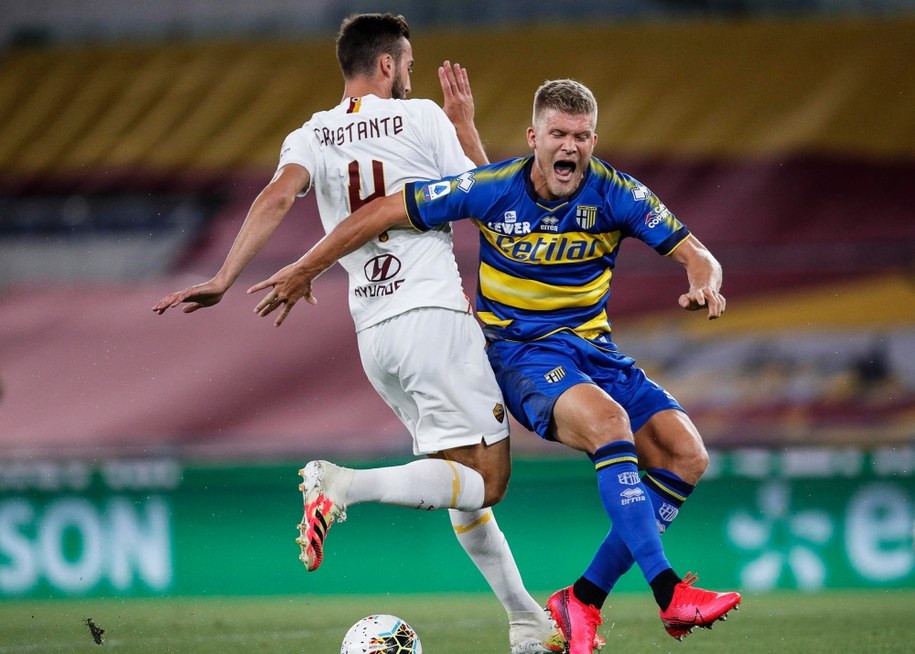 Bryan Cristante i Andreas Cornelius podczas meczu AS Roma - AC Parma /GIUSEPPE LAMI /PAP/EPA