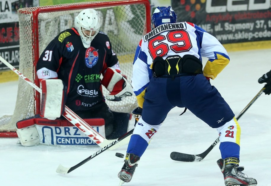 Bryan Pitton, bramkarz Ciarko PBS Bank KH Sanok, i atakujący Igor Omelyanenko z MMKS Podhale Nowy Targ /Grzegorz Momot /PAP