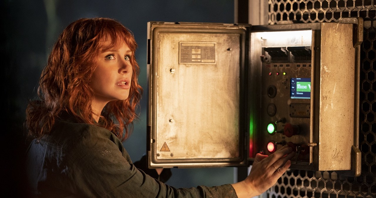 Bryce Dallas Howard w scenie z filmu "Jurassic World: Dominion" /materiały prasowe