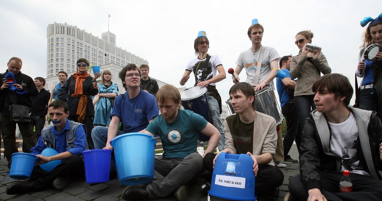 Brygada Niebieskich Wiader w trakcie protestu /AFP