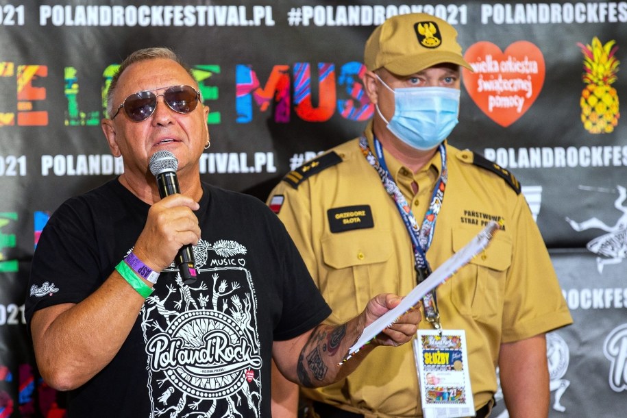 Brygadier Grzegorz Słota, Zastępca Zachodniopomorskiego Komendanta Wojewódzkiego PSP (P) oraz prezes zarządu Fundacji Wielkiej Orkiestry Świątecznej Pomocy Jerzy Owsiak (L) /Jerzy Muszyński /PAP