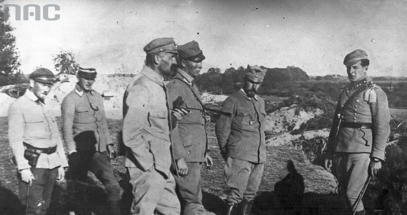 Brygadier Józef Piłsudski, pułkownik Andrzej Galica, pułkownik Leon Berbecki, i porucznik Bolesław Wieniawa-Długoszowski podczas walk w 1914 r. /Z archiwum Narodowego Archiwum Cyfrowego