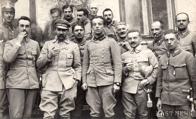 Brygadier Józef Piłsudski z czasów pobytu I Brygady Legionów nad Nidą (19 marca 1915 r.). Pierwszy z lewej szef sztabu Kazimierz Sosnkowski /Laski Diffusion /East News