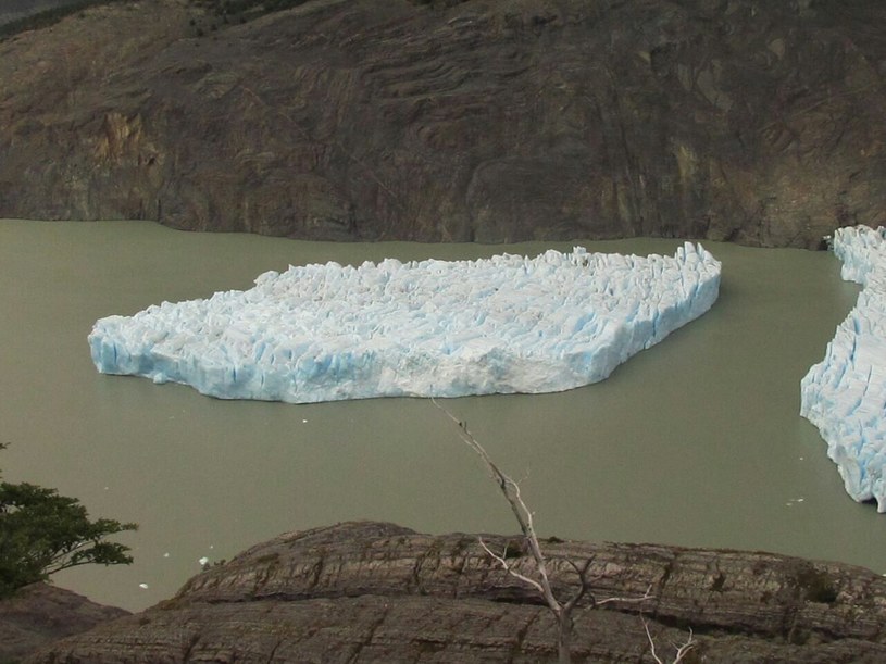 Bryła lodu oderwana od lodowca w Chile /CONAF /PAP/EPA